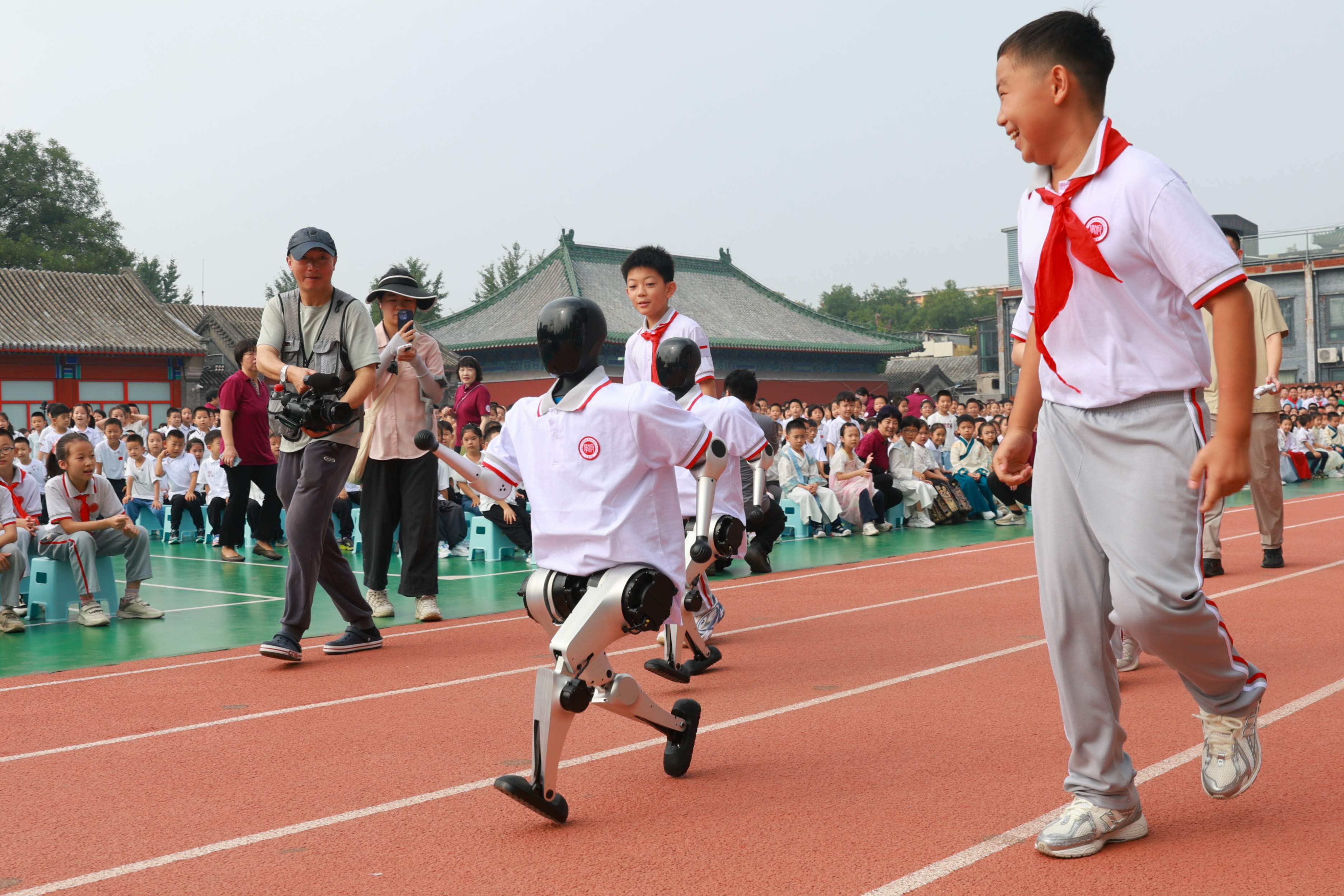 人形機器人與師生互動。校方供圖