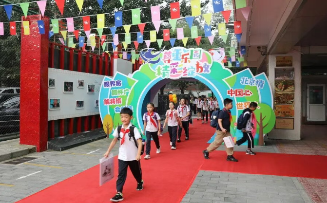 白家莊小學學生走進久違的校園。校方供圖
