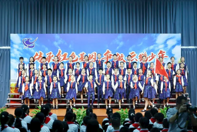 白家莊小學金帆合唱團現場藝術展示。校方供圖