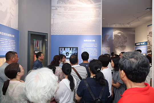 新生及家長參觀中國科學院與“兩彈一星”紀念館。學校供圖