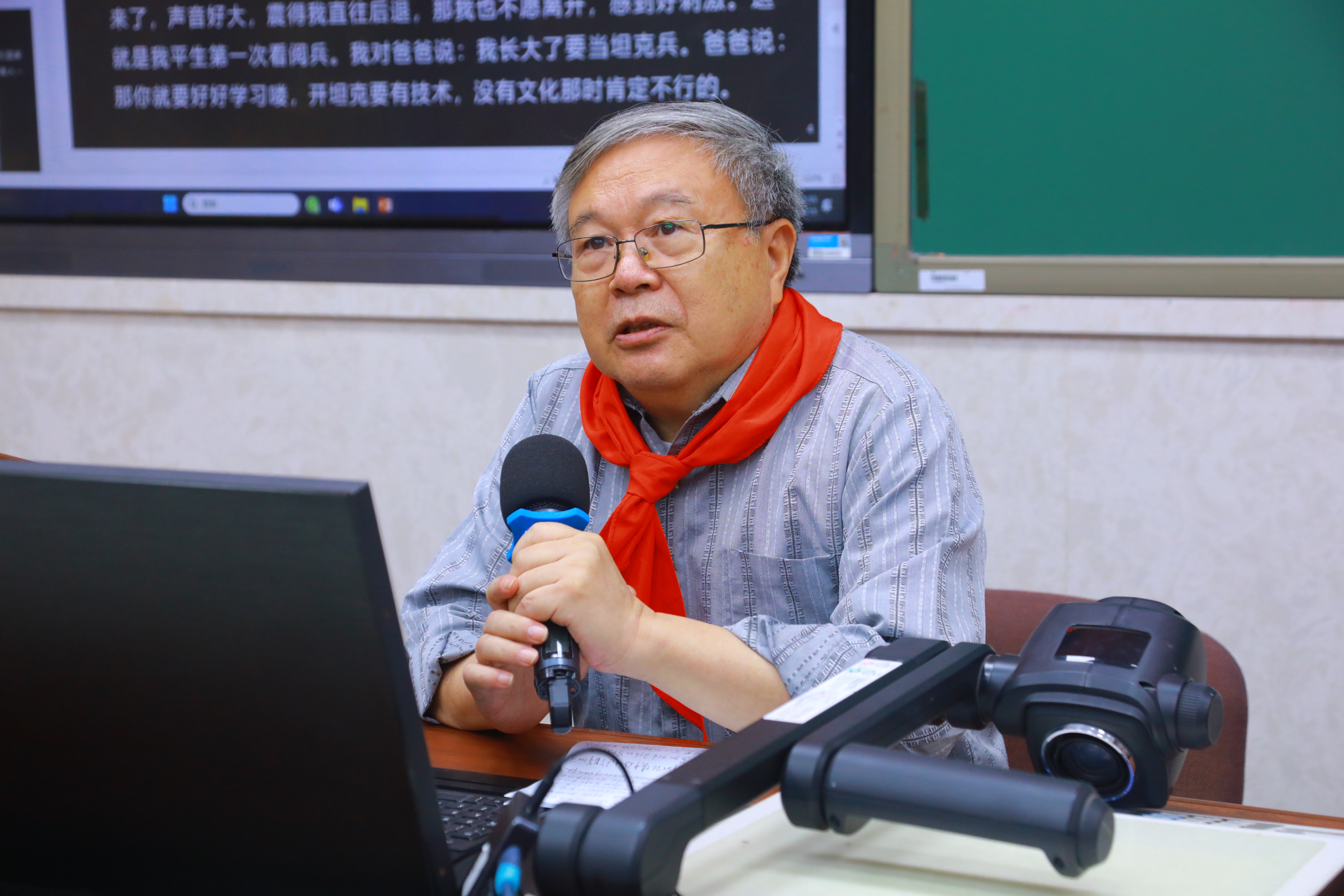學校邀請開國少將、解放軍工兵事業奠基人王耀南將軍之子王太和，為學生講述抗戰崢嶸歲月的故事。府學胡同小學供圖