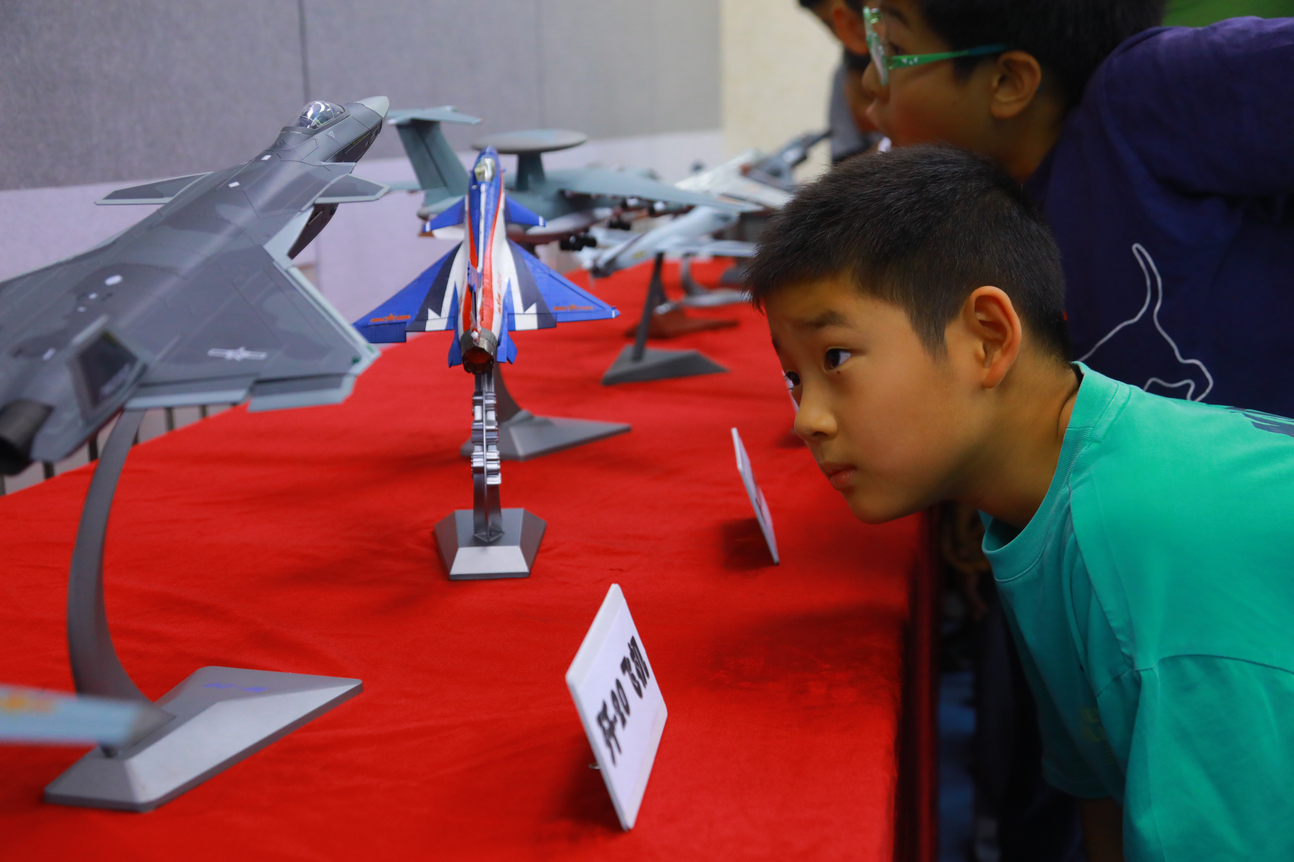 學生觀看校園空軍飛機模型展，了解現代空軍科技強國的力量，感受國防科技魅力。府學胡同小學供圖
