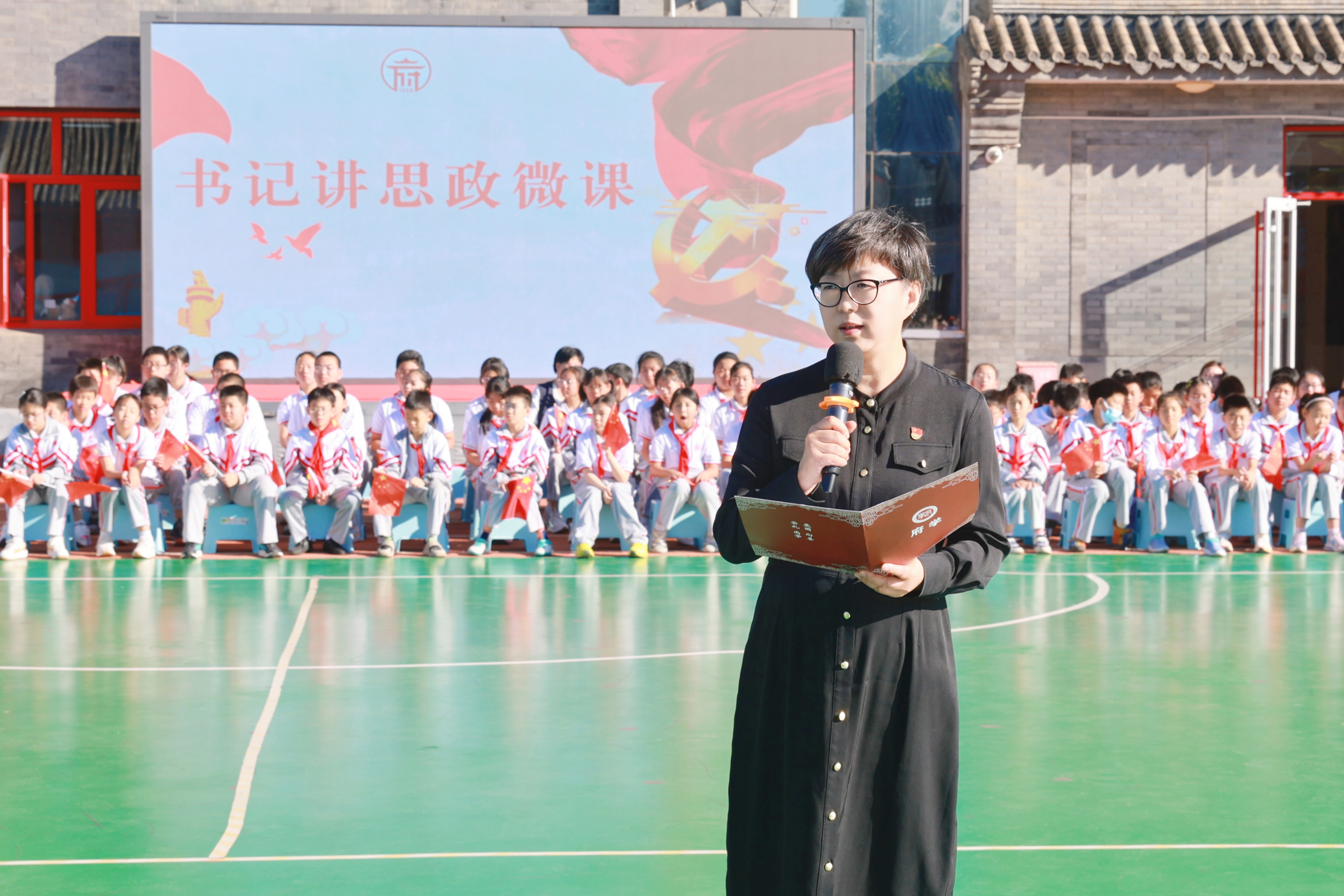 9月18日，學校舉辦全校愛國主題教育活動。府學胡同小學黨委書記滕亞杰開展國防教育微課。府學胡同小學供圖