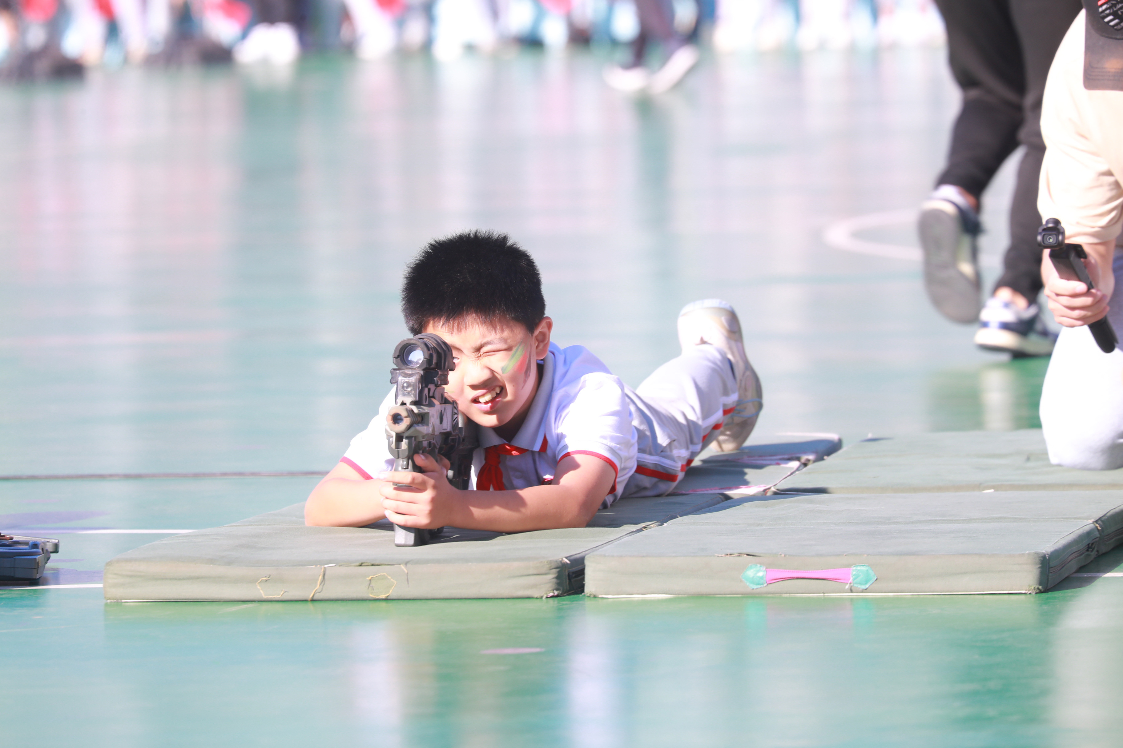同學們體驗模擬打靶射擊等軍事項目。府學胡同小學供圖