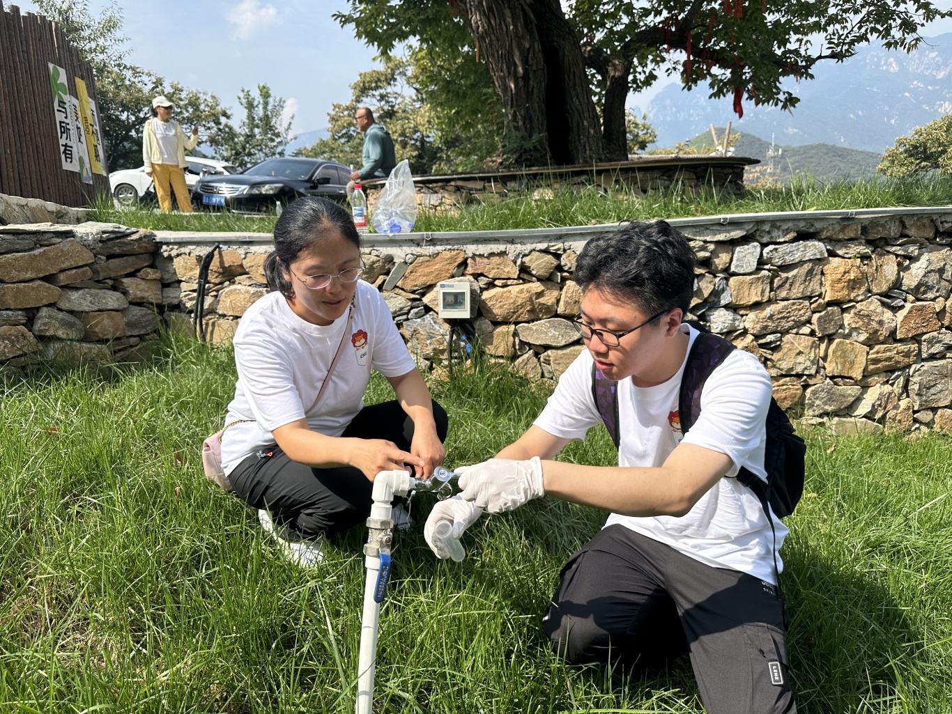 實踐活動中，學生們采集水樣。學校供圖