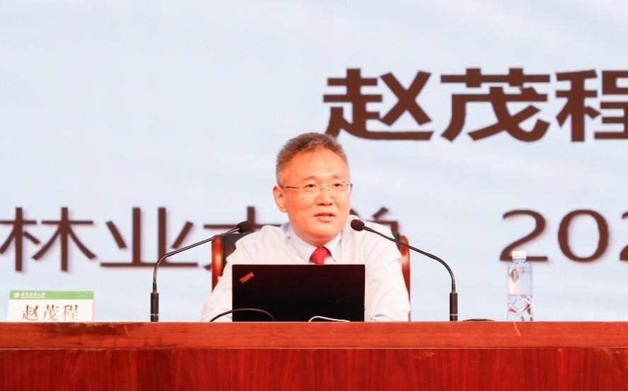 南京林業大學黨委書記趙茂程為2025級新生授課。校方供圖
