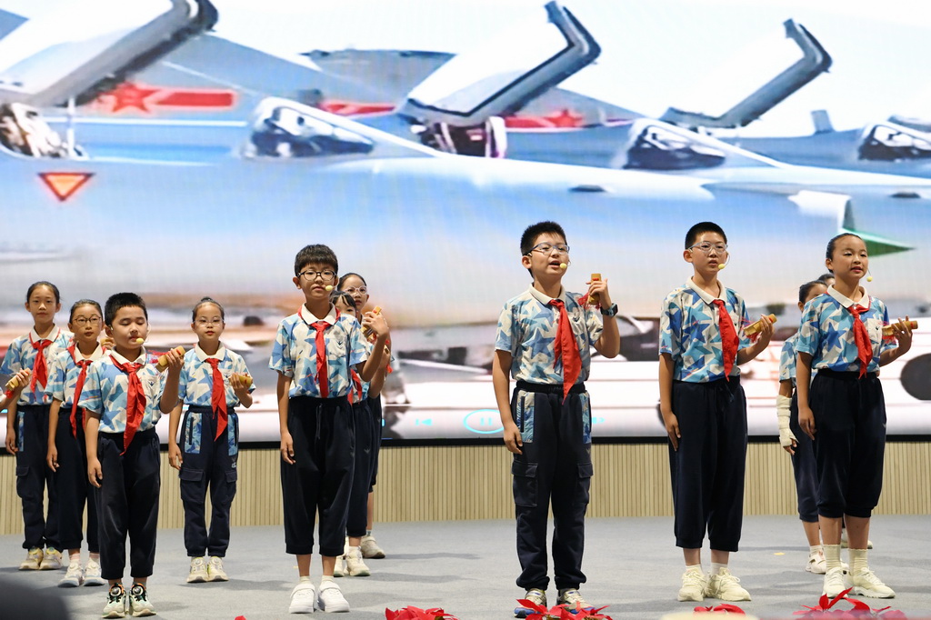 9月24日，北京市第二十中學附屬育鷹小學學生在活動開幕式上表演快板《戰鷹集結》。
