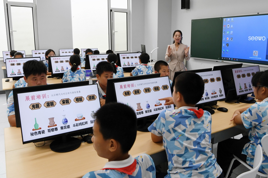 9月24日，老師為北京市第二十中學附屬育鷹小學學生教授人工智能教育通識課《瓷韻中的算法密碼》。