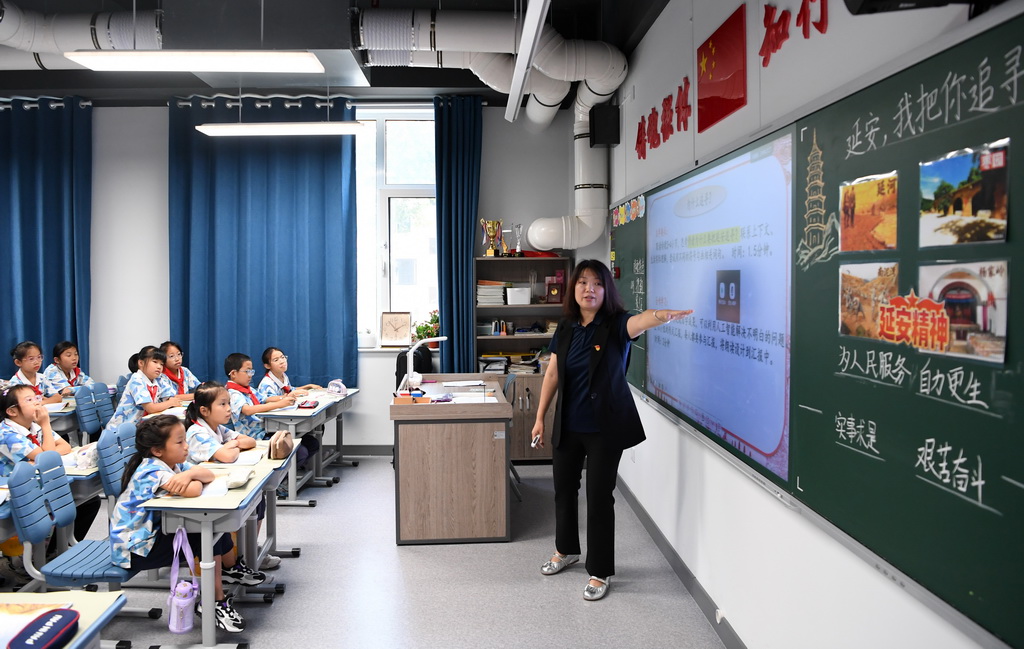 9月24日，老師為北京市第二十中學附屬育鷹小學學生教授國防教育基礎課《延安，我把你追尋》。