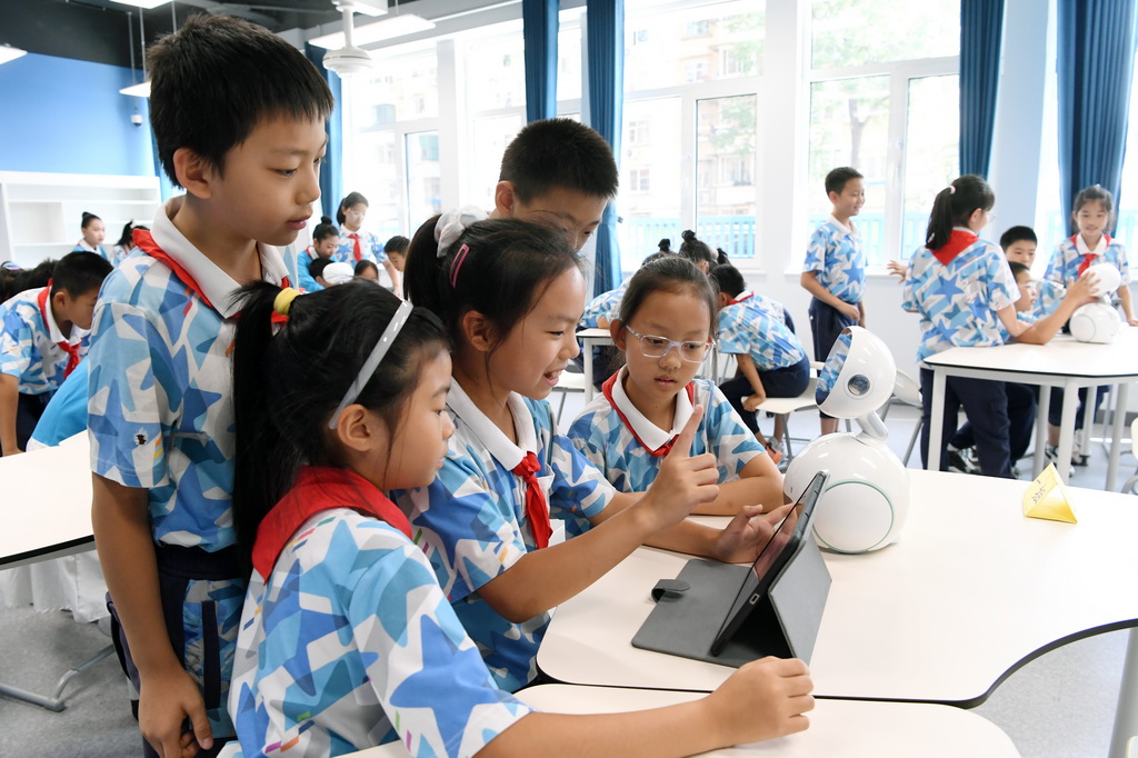 9月24日，北京市第二十中學附屬育鷹小學學生在人工智能教育通識課《從國防到生活——AI人臉識別》了解人臉識別技術。
