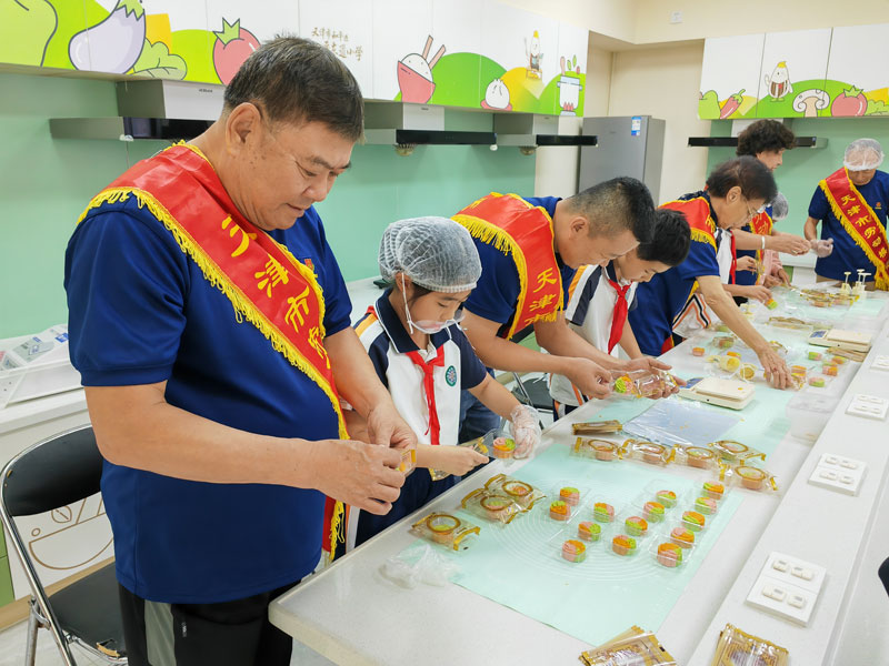 勞動模范教學生們制作月餅。學校供圖