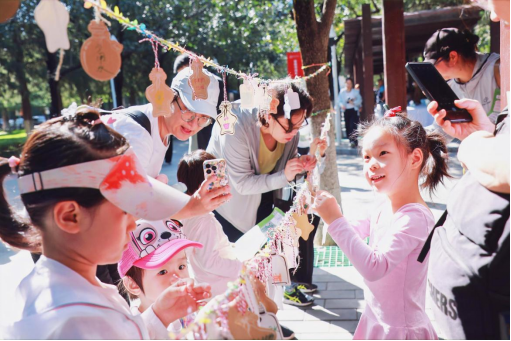 兒童和家長一起懸掛“環保心愿倡議”卡片。中國兒童中心供圖