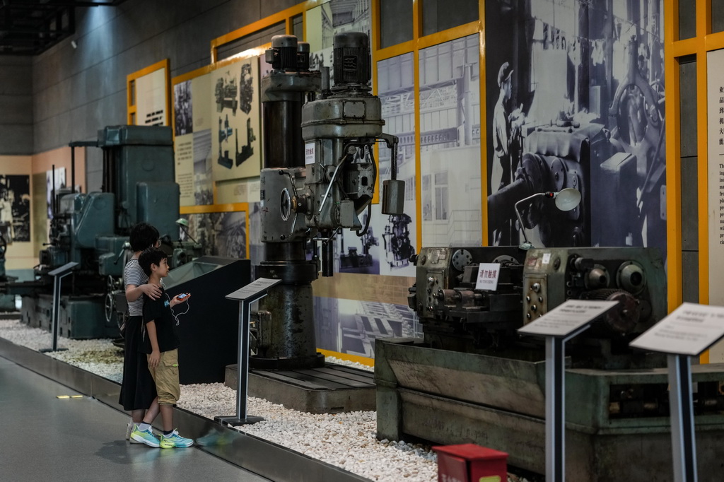 10月1日，游客在中國工業博物館內游覽。