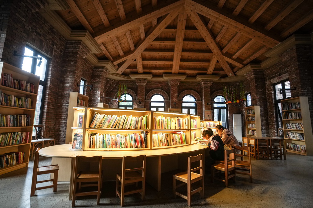 10月6日，游客在沈陽奉天工廠文創園內的城市書房內閱讀。