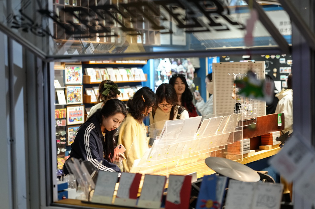 10月6日，游客在沈陽1905文化創意園內的商鋪選購文創產品。