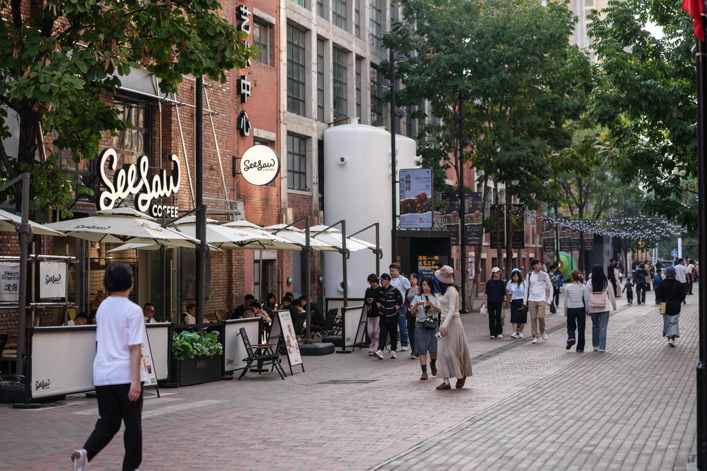 10月1日，游客在沈陽紅梅文創園游覽。