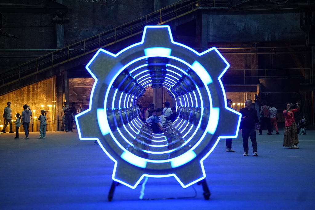 10月1日，游客在中國工業博物館內游覽。