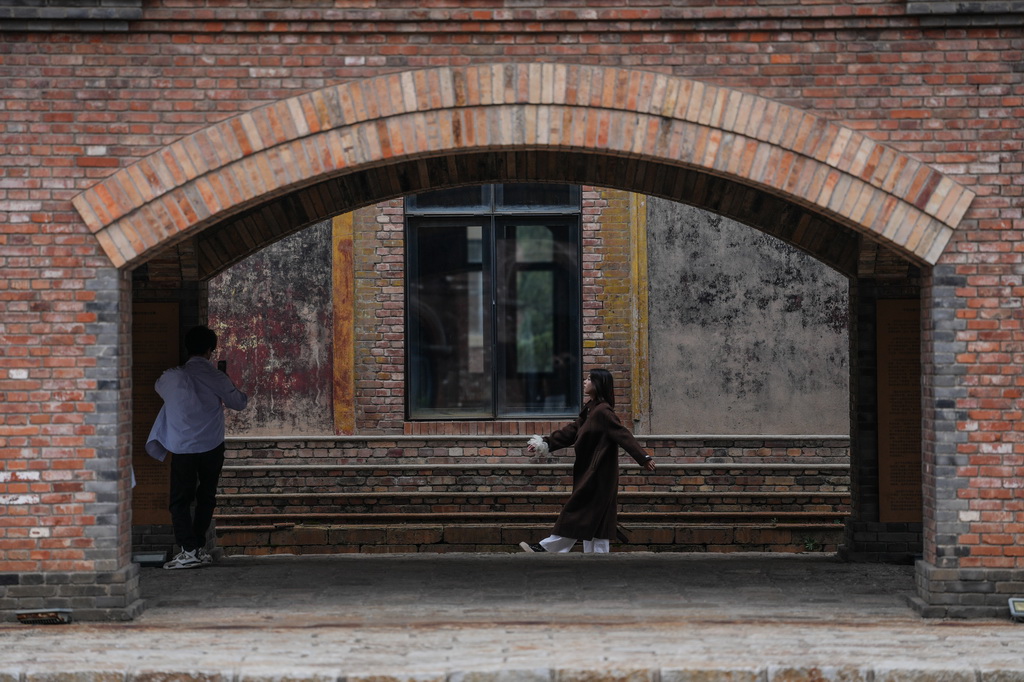 10月6日，游客在沈陽奉天工廠文創園內拍照。
