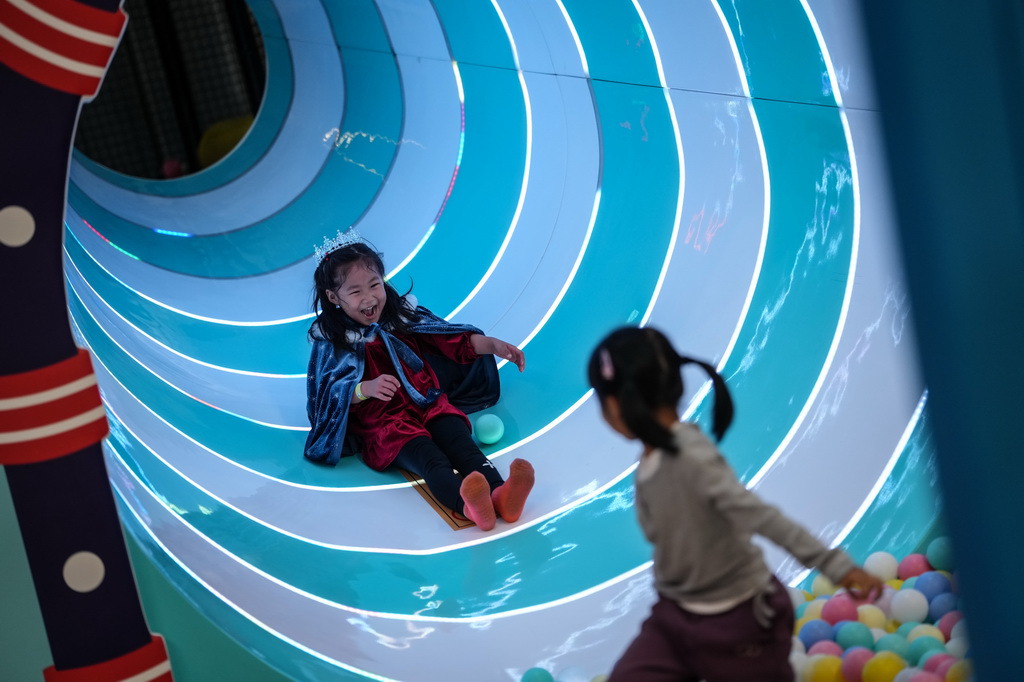 10月8日，小朋友在沈陽糧倉文化產業創意園內的“快樂專+”游樂場體驗游樂項目。