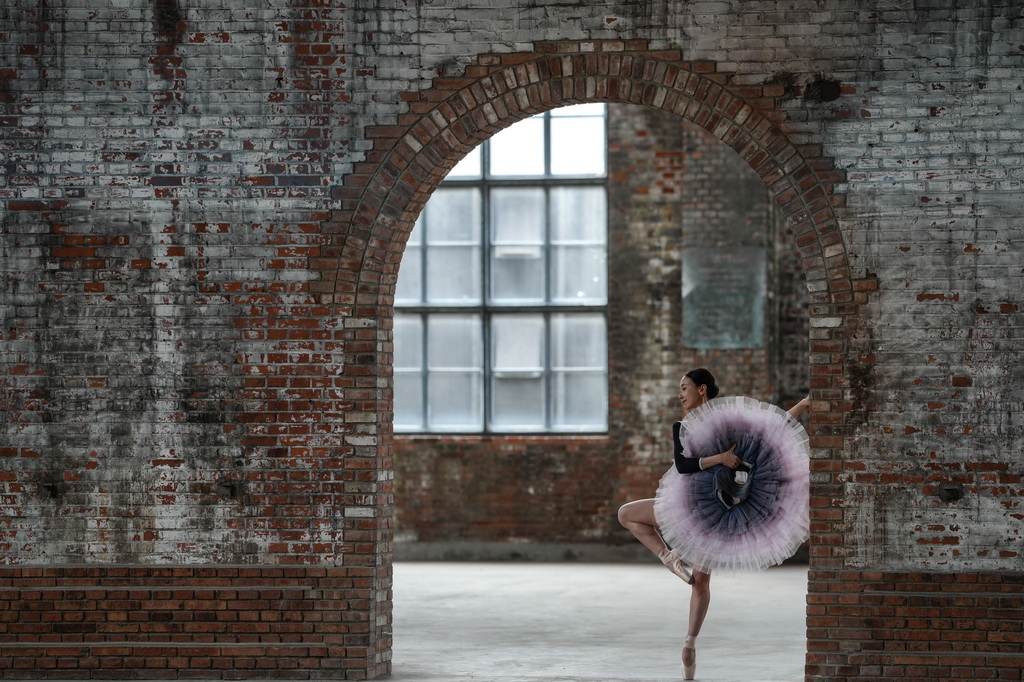 10月6日，游客在沈陽奉天工廠文創園內拍照。