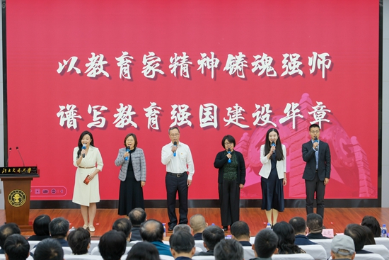 報告會現場。校方供圖