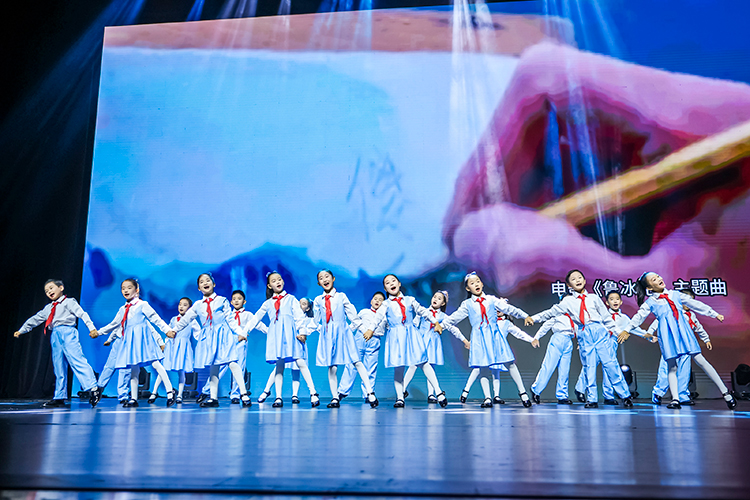 活動現場，兒童帶來歌舞串燒《魯冰花》。主辦方供圖