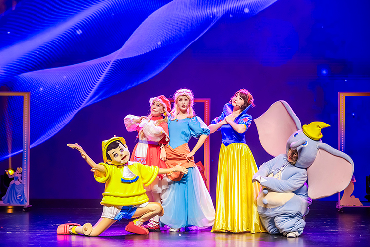 活動現場，濟南兒童藝術劇院的演員們表演情景劇《膠片里的童年》。主辦方供圖