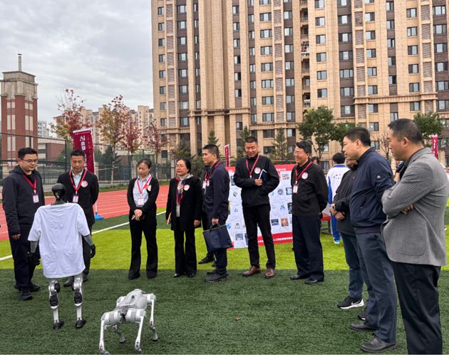 人形機器人互動區、機器狗競技區觀摩。主辦方供圖