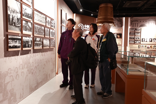 清華附中校友觀看展覽。校方供圖