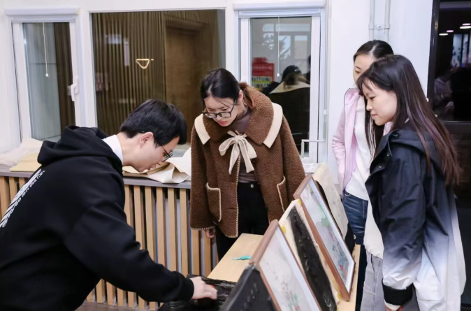 北郵學生參與現場體驗活動。校方供圖