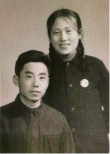 金婚伉儷代表李榮時與妻子葉東安。學校供圖