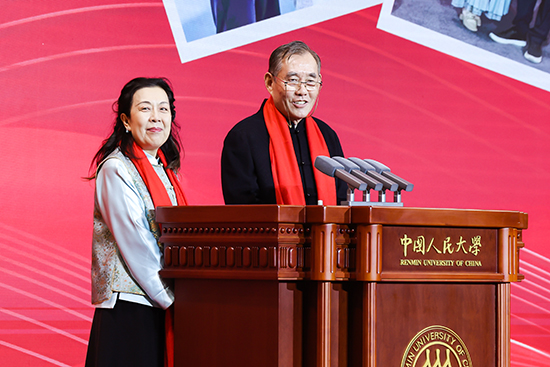 1979級校友錢小芊與劉小平夫婦。學校供圖