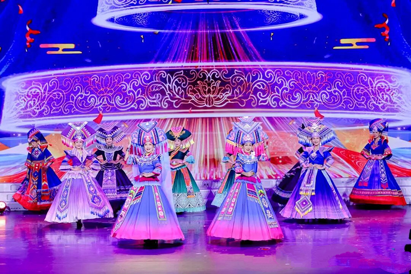 展演活動上，學員表演民族服裝展示《風采》。國家老年大學供圖