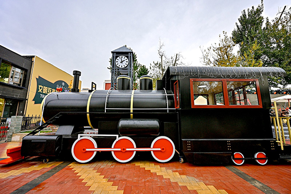 “文明互鑒列車主題文化公園”亮相北京語言大學東門外。北京語言大學供圖