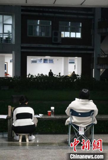 中國計量大學學生在復習?！≈袊嬃看髮W提供