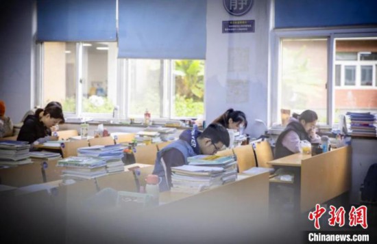 中國計量大學學生在復習?！≈袊嬃看髮W提供