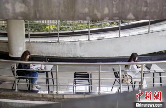 中國計量大學學生在復習?！≈袊嬃看髮W提供