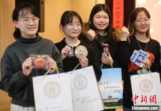 考研學生獲贈暖心大禮包，裡面裝有解壓小玩具、暖寶寶、小福袋、薄荷糖等物品?！°蟛?攝