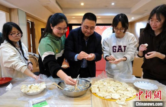 師生們一起包餃子，為考研助力?！°蟛?攝
