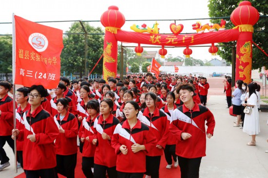 6月5日清晨，河南省焦作市溫縣實驗高中的高三學生在高考誓師大會后通過“狀元門”。徐宏星攝