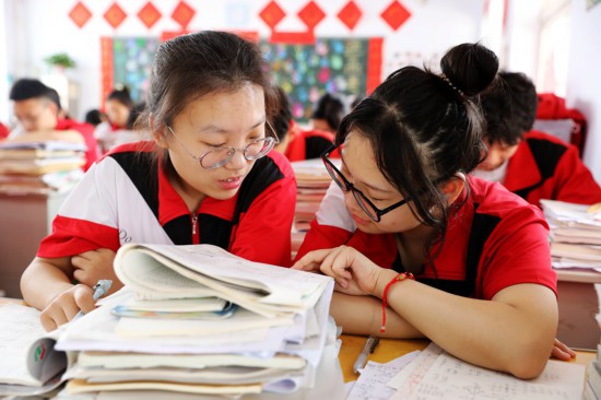 6月5日，河南省焦作市溫縣實驗高中高三學生在教室內討論習題。徐宏星攝