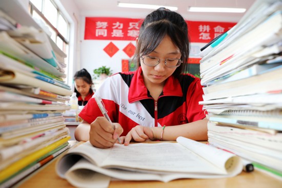 6月5日，河南省焦作市溫縣實驗高中一名高三學生在教室內復習備考。徐宏星攝