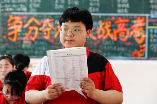 6月5日，河南省焦作市溫縣實驗高中一名高三學生在教室內復習備考。徐宏星攝