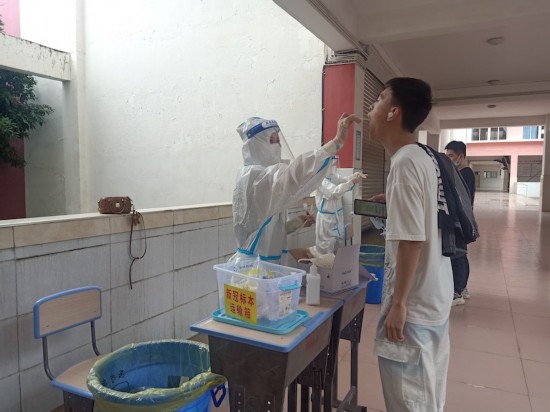 高考前夕，漢源縣考生進行核酸檢測。雅安市衛健委供圖