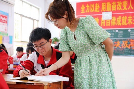 6月5日，河南省焦作市溫縣實驗高中的老師為高三學生輔導功課。徐宏星攝