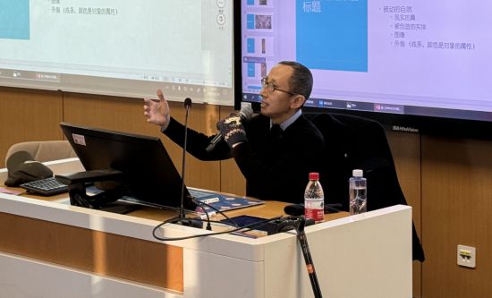 從去年秋天起，還在治療中的朱銳就堅持給本科生開課。（受訪者供圖）