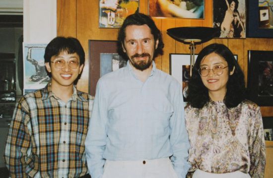 1992年，朱銳（左）赴美國杜蘭大學攻讀心靈哲學與認知科學，師從心靈哲學和認知科學家Radu Bogdan（中），右為朱銳師姐、北師大教授田平。