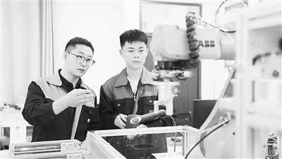 在臨沂科技職業學院，教師在實訓基地教授學生操作技能。
