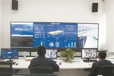 青海省海南州大數據產業園數據中心技術員在查看設備運行狀態。新華社記者 解統強攝