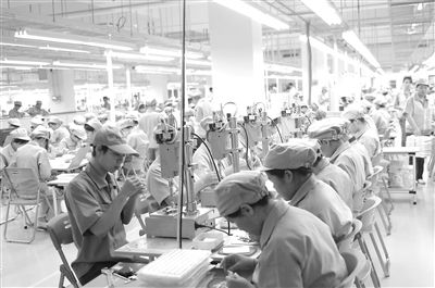 圖為工人在南寧高新區電子信息企業內忙碌。受訪單位供圖